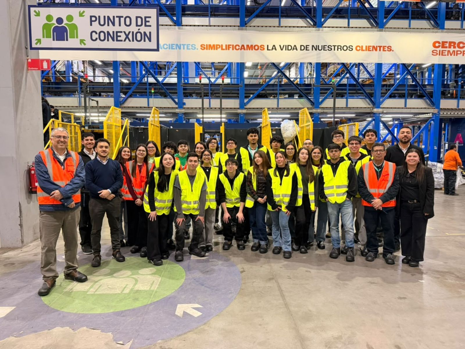 Estudiantes del Departamento de Ingeniería Industrial USACH conocen procesos logísticos y de distribución durante visita al Centro de Distribución de Intercarry